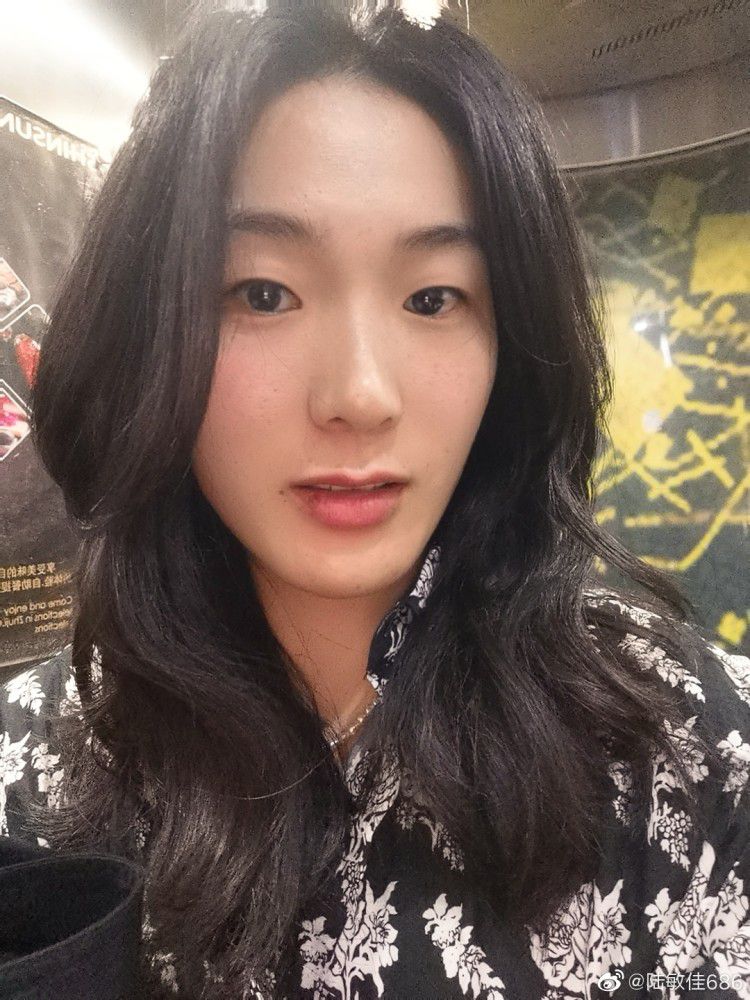 4年前老探员K吸收了骁勇的洛杉矶警探J人伙并把他训练成合格的MB探员，两人联手摧毁了邪恶的虫族外星人统治银河系的阴谋。
